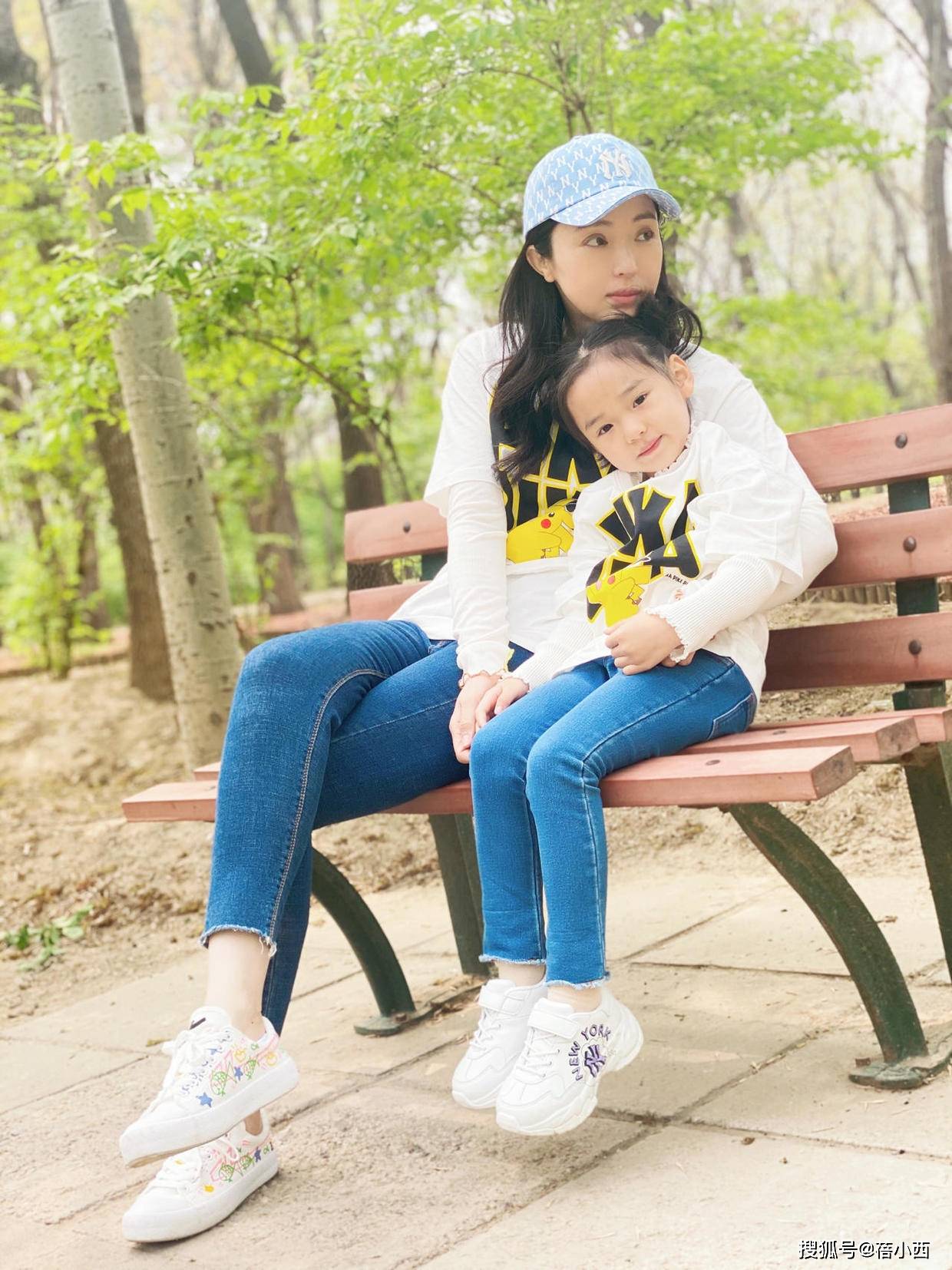 董璇|董璇与女儿小酒窝亮相，穿亲子装时髦减龄，网友：建议女儿出道