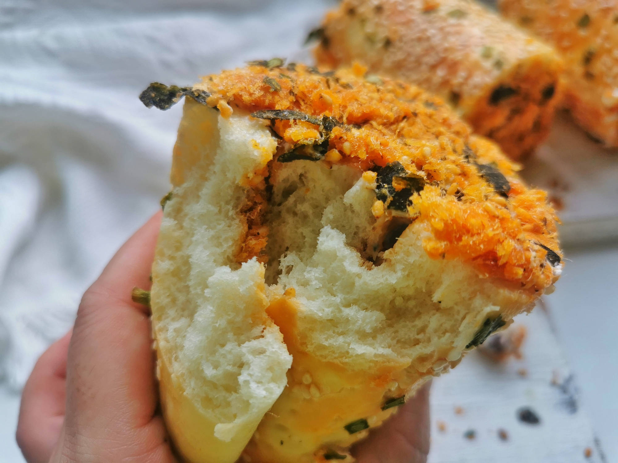 在家做香葱肉松面包卷 低糖少油 真材实料 比面包店买的要好吃 面团