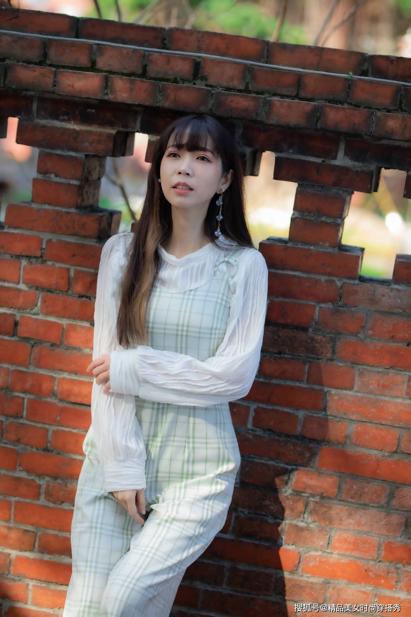 吊带|小姐姐身穿格子连体裤，干练优雅气质，妥妥的精致女神