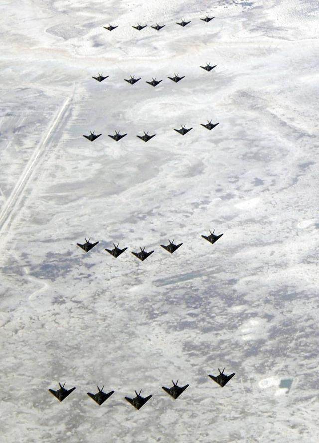 美国空军25架F-117A隐身攻击机编队飞行是个什么架势？