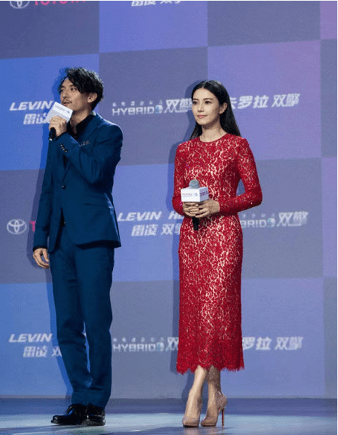 整体|高圆圆真的很懂穿搭，红色时尚俏皮搭白裙，美艳又不显俗气
