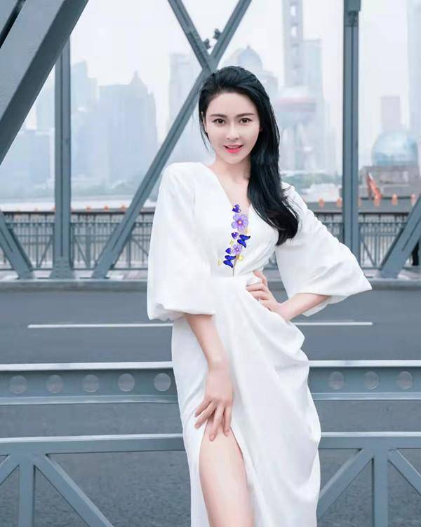 材质|亚洲小姐冠军吴丹好高级 白色V领裙穿出轻奢感 颜值是重点