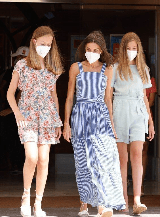 莱昂|16岁莱昂诺尔不再扮成熟,一身碎花套装衣元气满满,比妹妹还显小