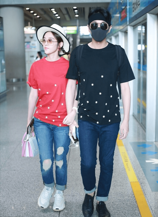 设计|唐艺昕挺会秀身材的，紧身T恤配“门帘裤”，白腿有肉却不粗壮
