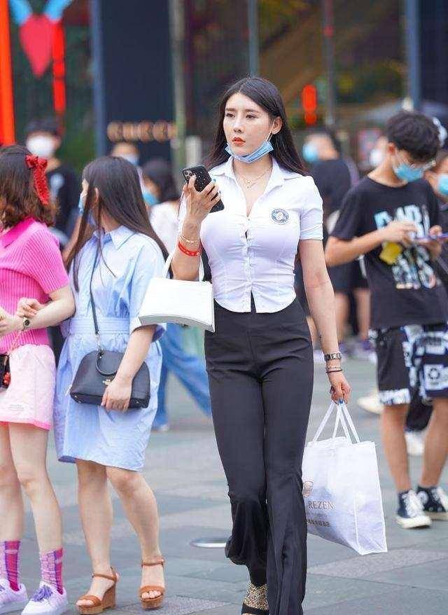 蓝色|柳腰细腿的瑜伽裤美女，少不了休闲裤装的修饰，破洞款式