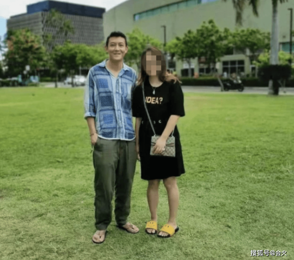 网友|陈冠希带女儿到草地上玩气球，女儿穿千元T恤，满头汗头发乱糟糟
