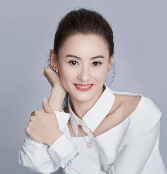 人间|网友：冻龄女神太美了，褶皱裙“前短后长”太惊艳，美如人间仙子