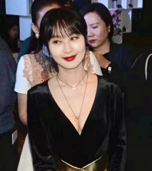 轮廓|李菲儿穿丝绒外套优雅迷人 V领风格秀美肩 减龄刘海是亮点
