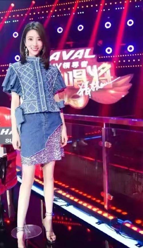 身材|主持界第一腿精张纯烨 搭配薄纱彩裙亮相“苹果肌”才是亮点