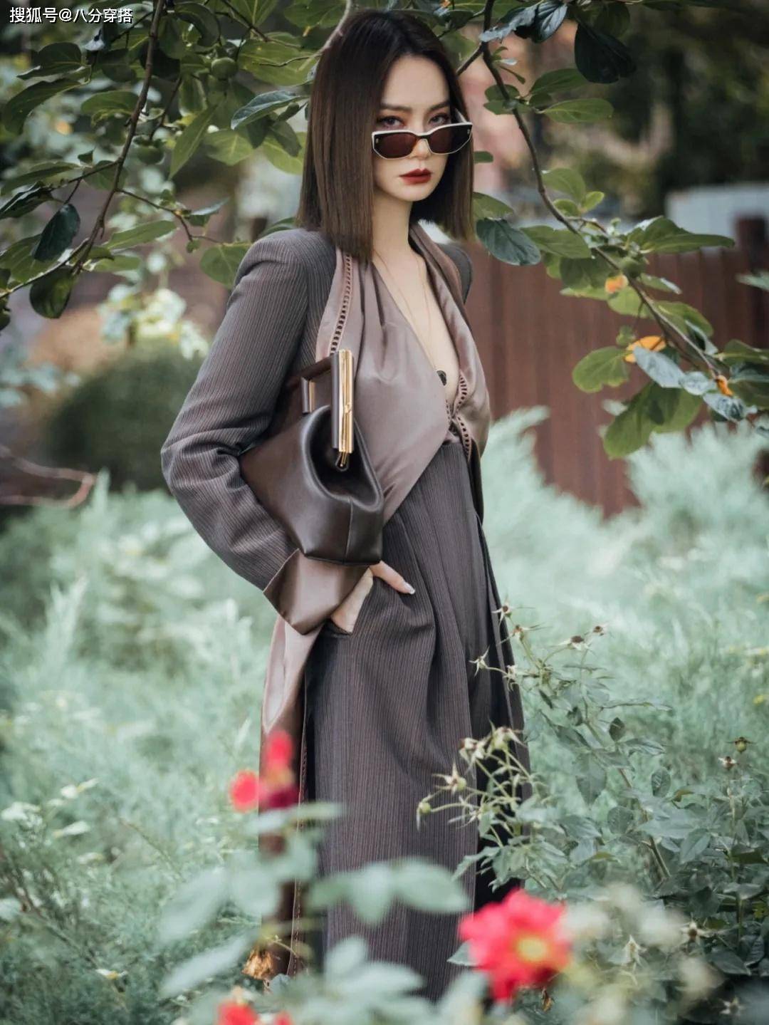 卫衣|戚薇又不好好穿衣了，穿个性连体裤大方秀气质，惊艳又有气场