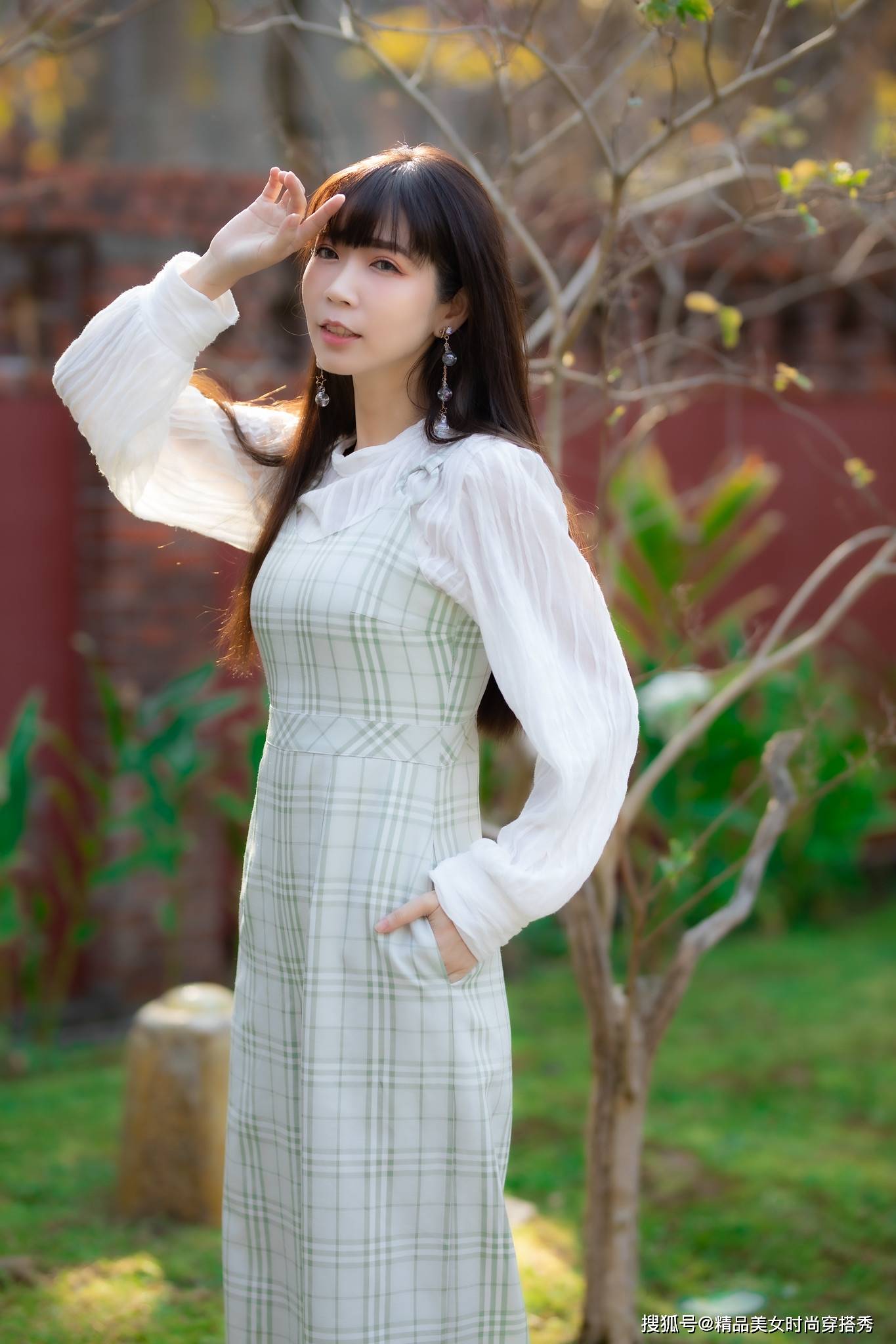 吊带|小姐姐身穿格子连体裤，干练优雅气质，妥妥的精致女神