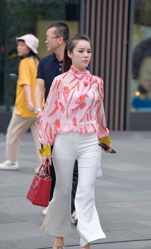 变化|白色清新吊带搭配黑色修身打底裤,身材火爆,气质复古动人