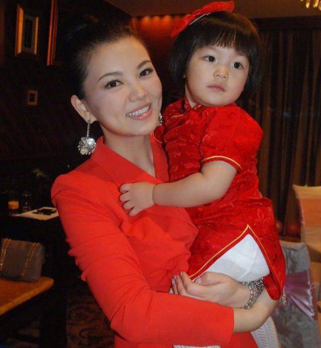 李湘|李湘风衣搭黑丝袜好显贵，微胖女性照穿显瘦有气质！