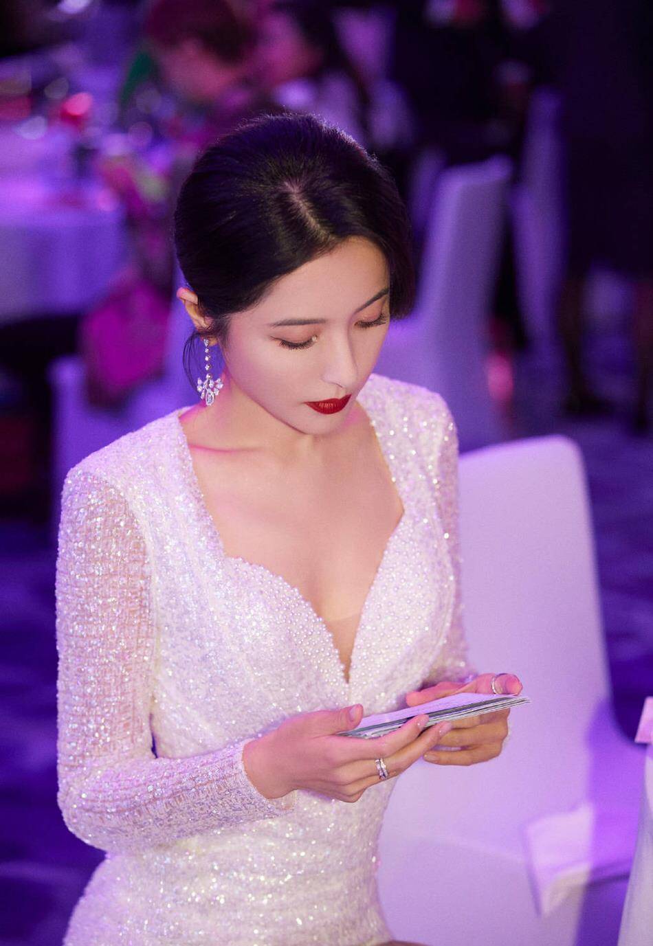 凹凸|曾黎年龄越大越有女人味，穿紧身裙大秀凹凸比例，侧面看更有韵味