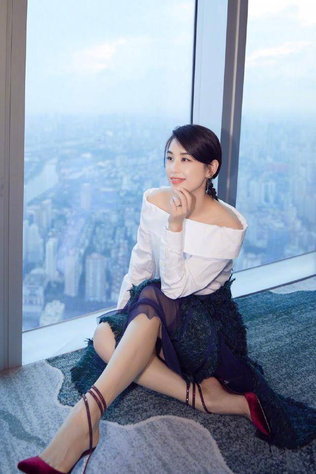 塑造出|黄圣依真不愧是豪门阔太，穿白衬衫嫩如当年，美出新境界