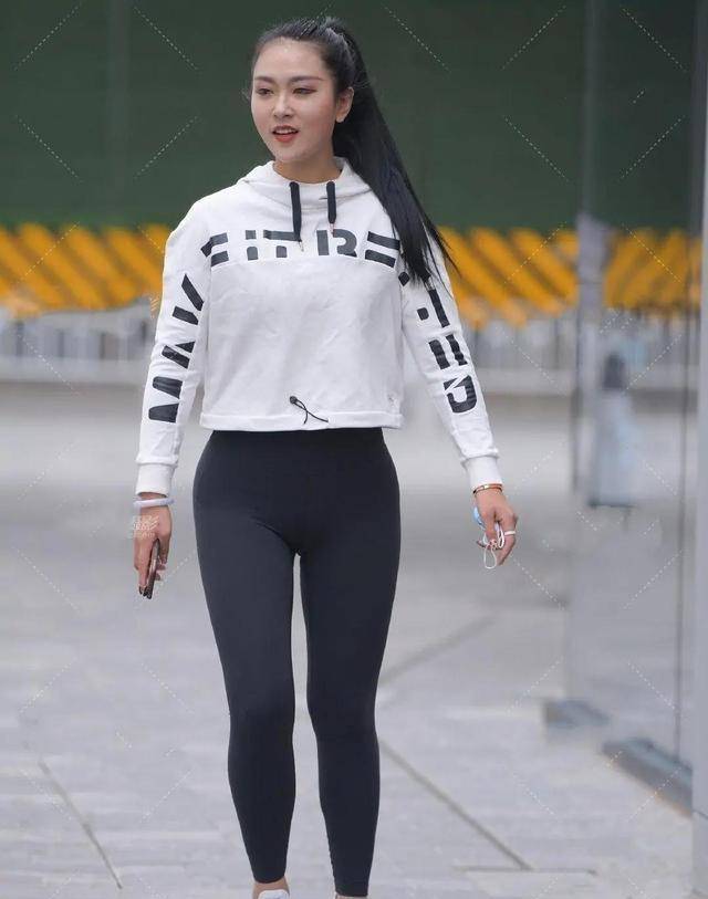 长袖|白色潮流长袖搭配黑色居家打底裤,修身的款式,落落大方