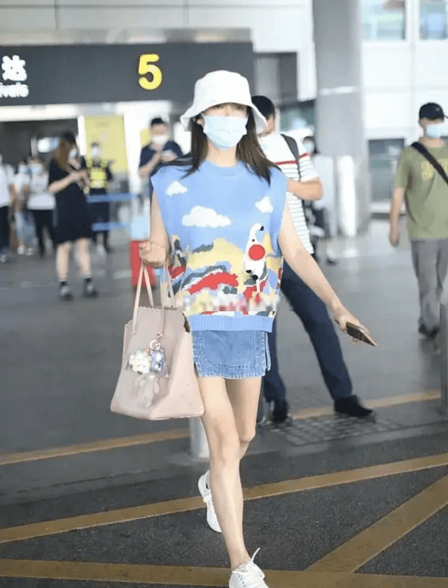 图案|张雨绮恋爱后更小女人了，穿卡通背心走机场，清爽减龄又显腿长