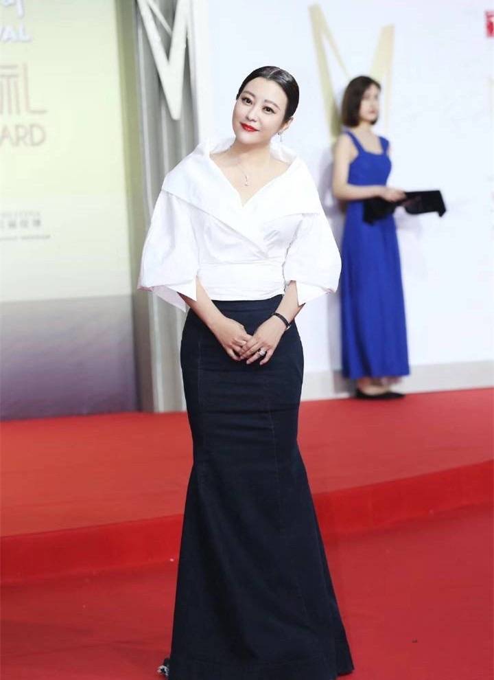 身材|郝蕾胖得坦荡,穿印花衬衫无惧“阿姨肚”,站小鲜肉边上不虚气场