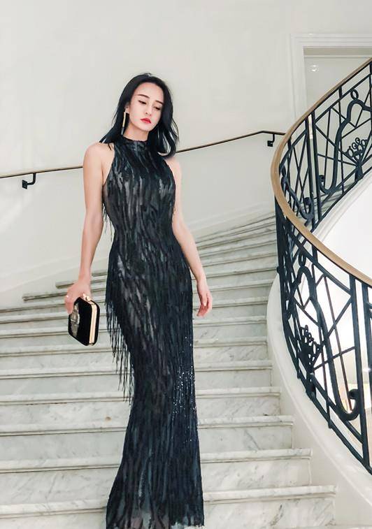 母其弥|“瑜伽女神”母其弥雅好美 穿白色礼服秀身材 发型凌乱气质不减