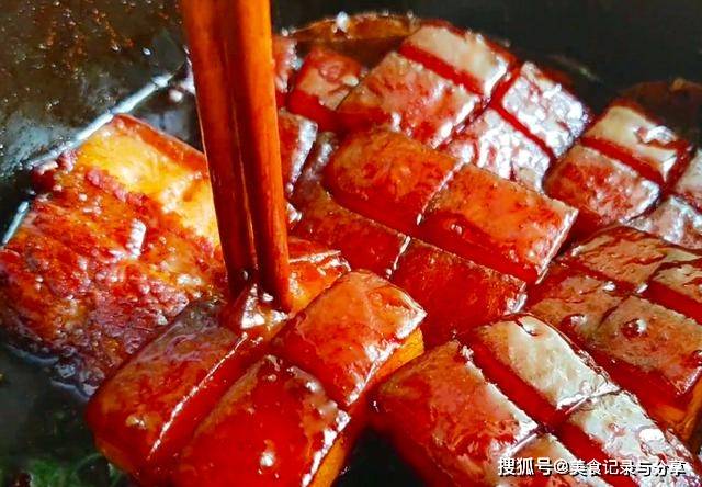 美食|五花肉别再做红烧了，教你个新吃法，五花肉肥而不腻，入口即化