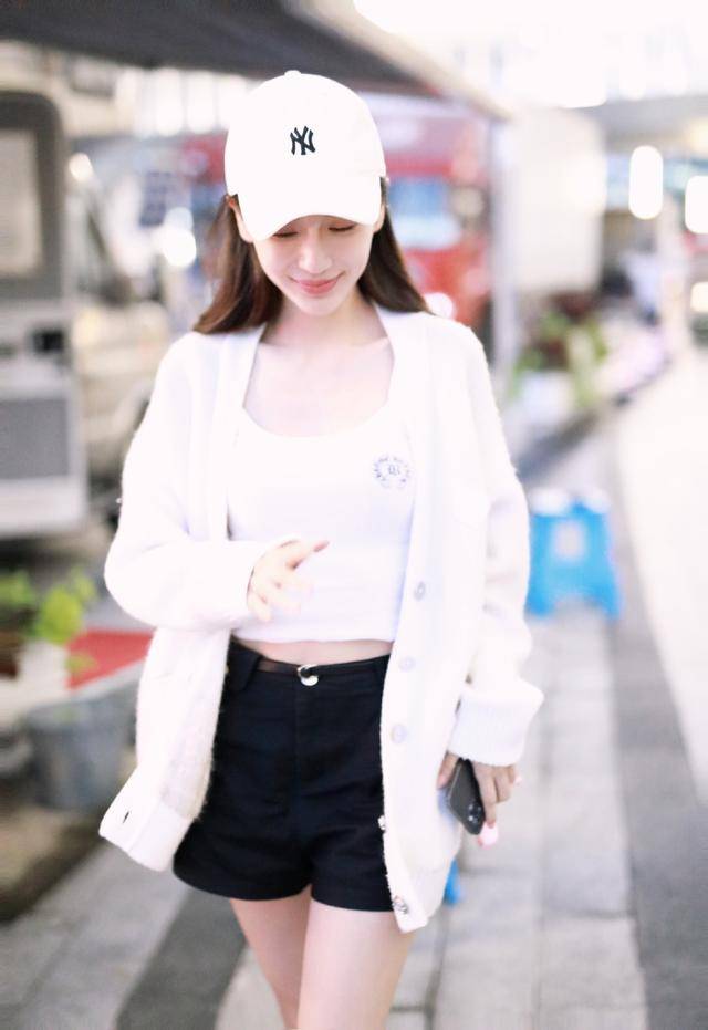 牛仔|Angelababy颜值高任性，小背心穿出凹凸感，外搭针织外套不热吗？