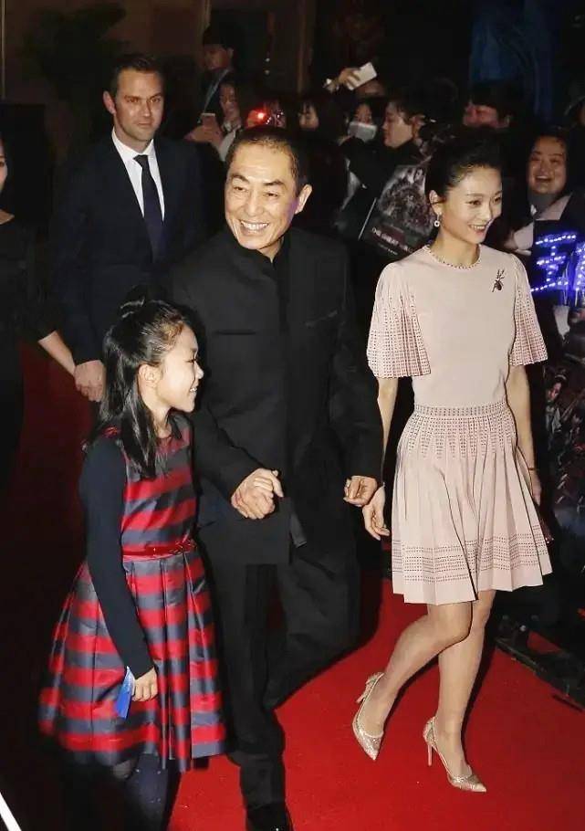 张艺谋|张艺谋夫妇同框 陈婷穿粉裙美得像“公主”差31岁的爱情佳话