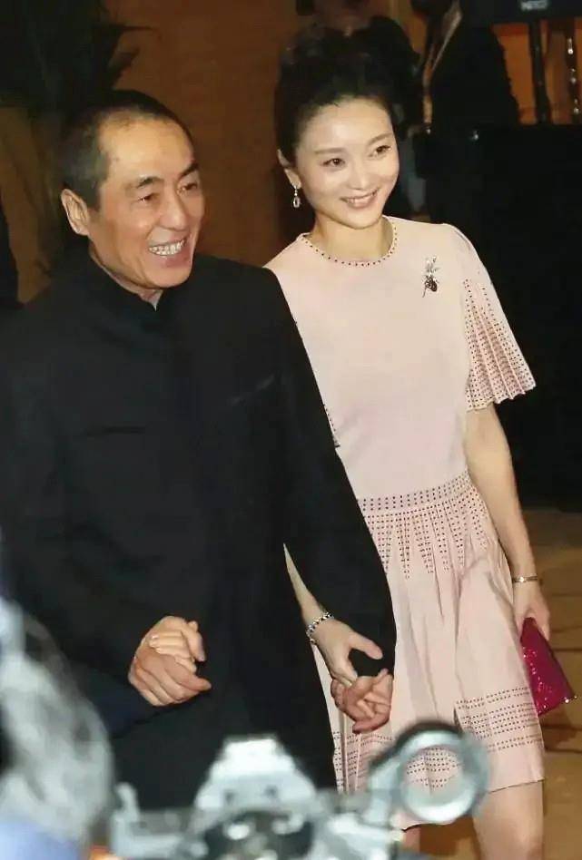 张艺谋|张艺谋夫妇同框 陈婷穿粉裙美得像“公主”差31岁的爱情佳话
