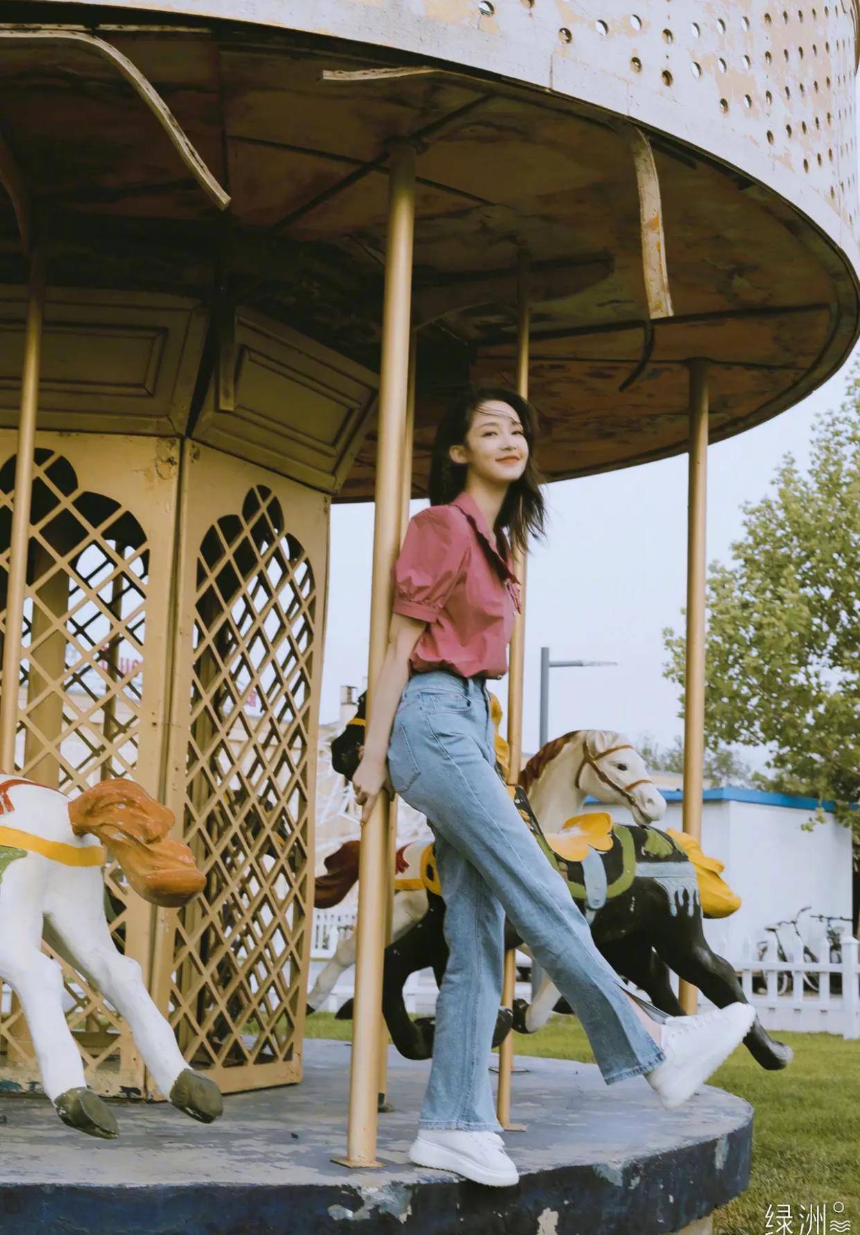 蓝色|看李沁的夏日私服穿搭，清新又减龄