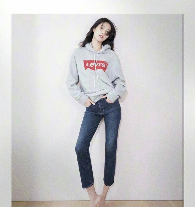 身材|黑白方格大衣搭配半身裙，与景色融为一体，刘雯在夏天这样穿！