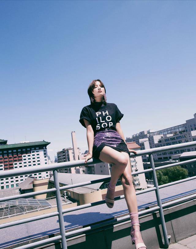 黑色|辛芷蕾不一般，穿薄纱裙难掩凹凸感，上身仅靠巴掌大的布料遮