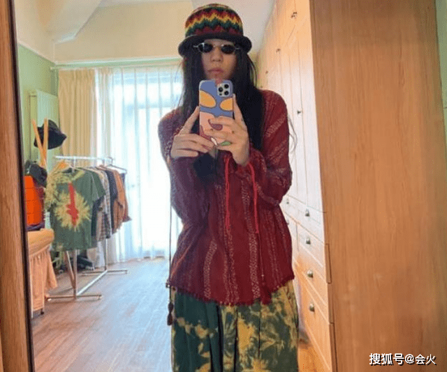 周迅|王菲大女儿罕见长发出镜！被赞女人味十足，手臂下巴大块纹身抢镜