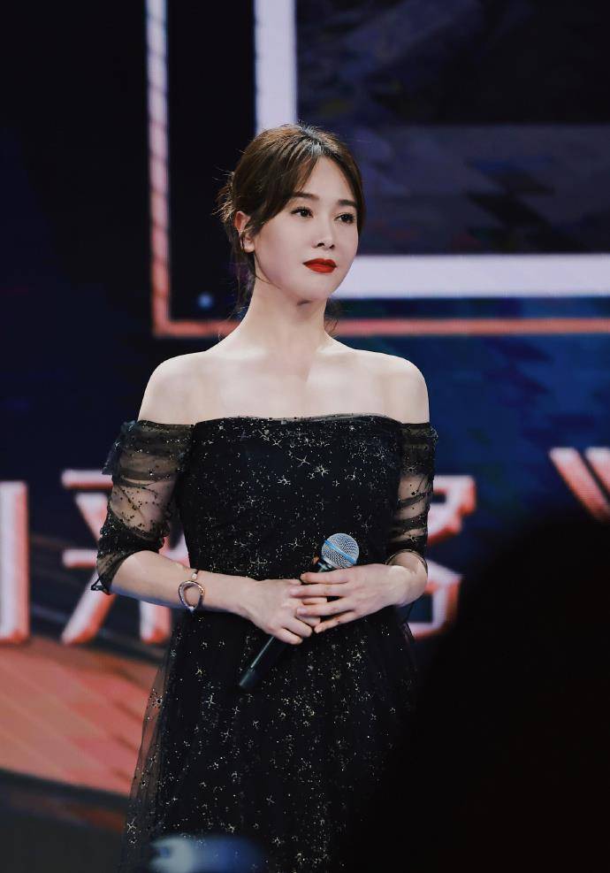 曾和|44岁左小青低调走机场，穿“骑行裤”没有赘肉，曾和老戏骨传绯闻