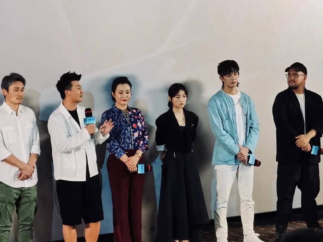 身材|郝蕾胖得坦荡,穿印花衬衫无惧“阿姨肚”,站小鲜肉边上不虚气场