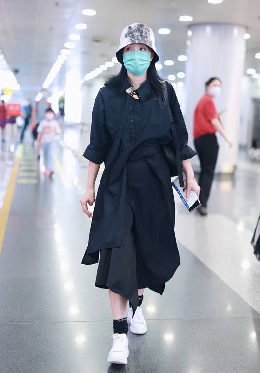 西裤|陶虹真有品味！用裙子搭配阔腿裤，不仅不显邋遢，反倒穿出洒脱美