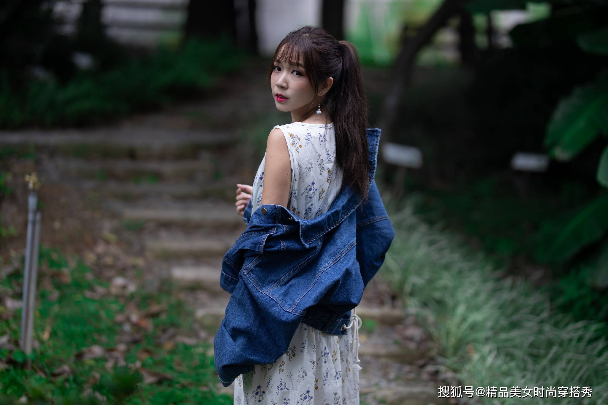 季节|清凉舒适的碎花连衣裙简约时尚，打造出优雅造型，尽显女性魅力