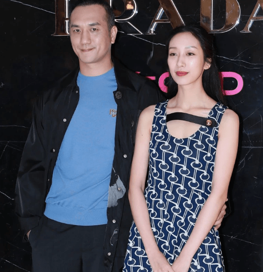 黄觉|黄觉妻子原来是个美女，穿印花裙优雅又娇嫩，两人同台很有夫妻相