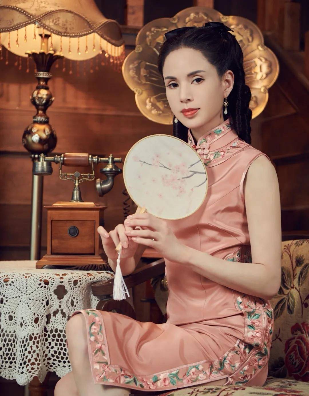 画报|李若彤最新造型，穿旗袍配复古妆容，像极了50年代画报美人