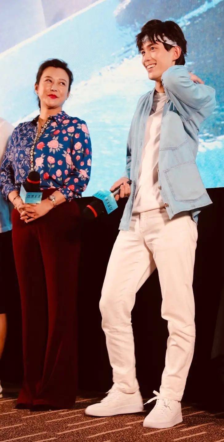 身材|郝蕾胖得坦荡,穿印花衬衫无惧“阿姨肚”,站小鲜肉边上不虚气场