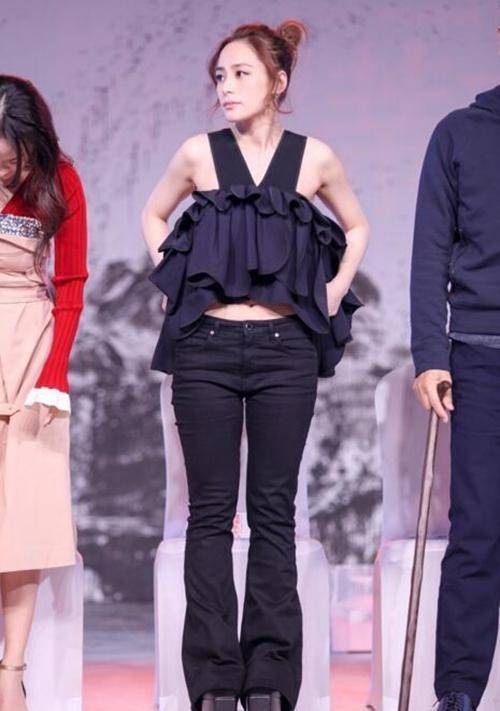 黑色|阿娇胖出了“阿姨味”，机场穿衣松垮不太美，阿Sa仍然敢秀小蛮腰