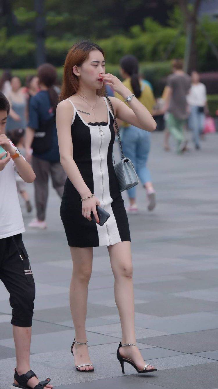 黑色|黑白拼色吊带裙搭配一字带细跟凉鞋,修身显瘦显气质,清凉感十足