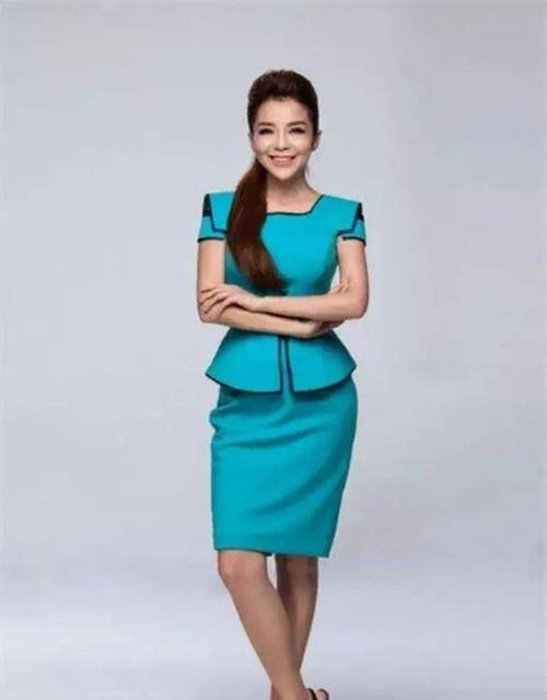 服装|47岁的朱迅衣品爆表 穿粉色丝缎套装端庄优雅 人品好衣品佳