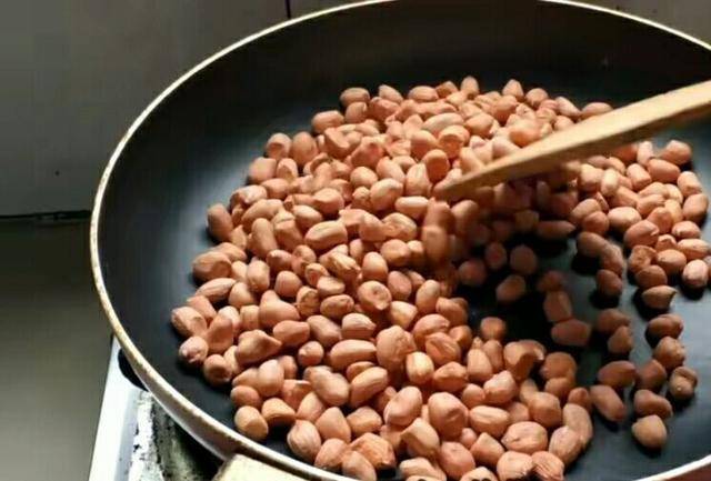 做法|教你不用一滴油做出甜咸香辣口味的怪味花生小零食