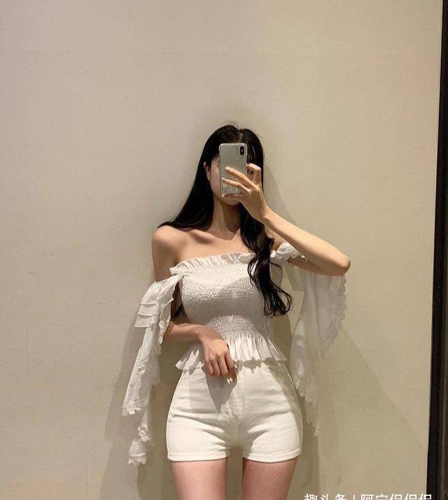 显得|牛仔裤的穿着彰显时尚女人优雅的姿态，穿起来超级修身