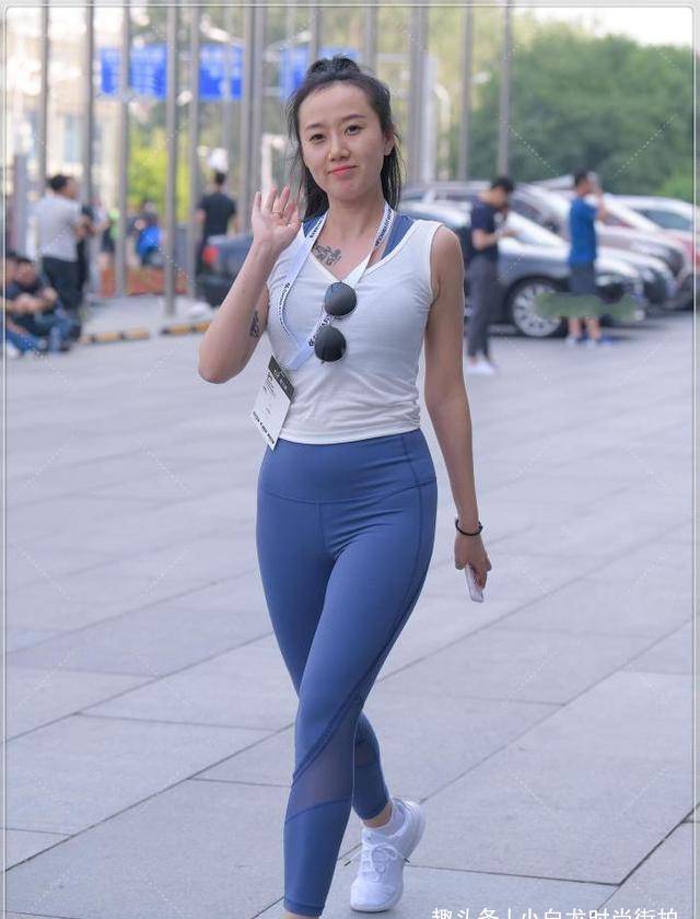 好身材|瑜伽裤和牛仔短裤，都是简单易搭的时尚单品，修饰显瘦凸显好身材