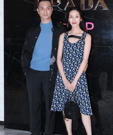 黄觉|黄觉妻子原来是个美女,穿印花裙优雅又娇嫩,两人同台很有夫妻相
