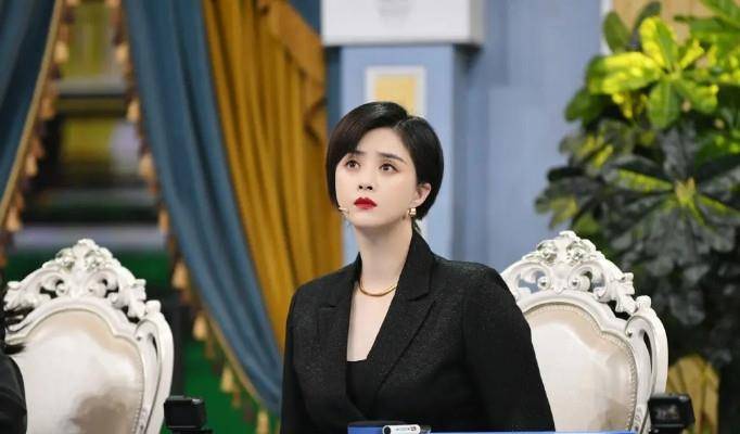 上围|蒋欣“暴瘦”后亮相 穿“蝙蝠”西装秀曲线身材 干练短发加分