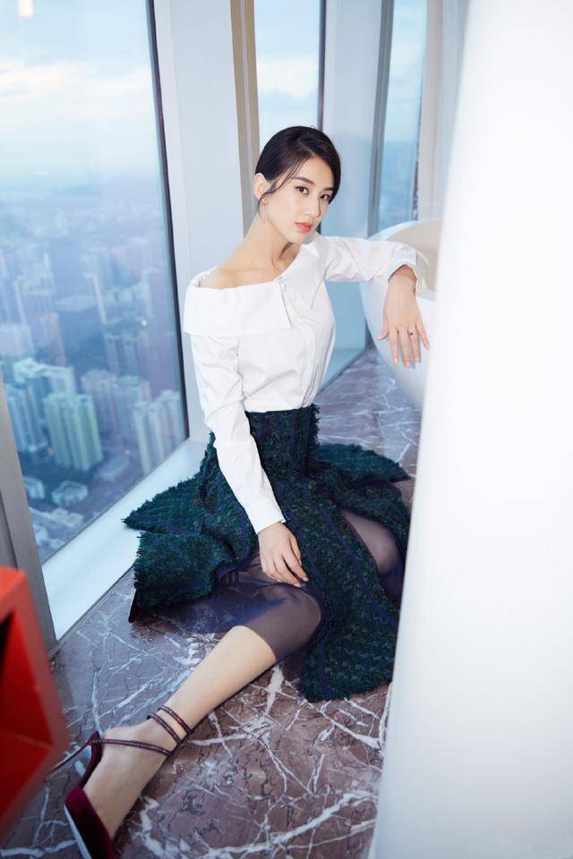 塑造出|黄圣依真不愧是豪门阔太，穿白衬衫嫩如当年，美出新境界