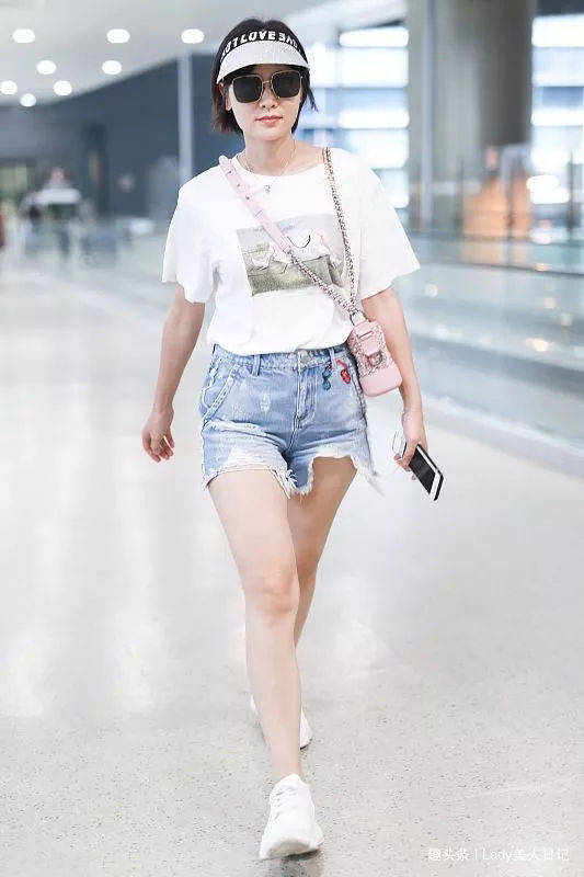 显得|叶一茜机场大胆修素颜照！少女搭配无惧年龄，34岁也清纯阳光