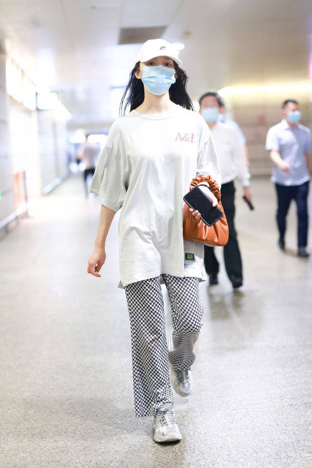 校园|星爷眼光真好，林允穿“白T+阔腿裤”扮校园女神，宛如初恋般清纯