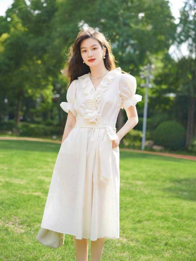 显得|衣服不在多,而是懂得穿,秋天拥有这几款就满足了,气质又美丽